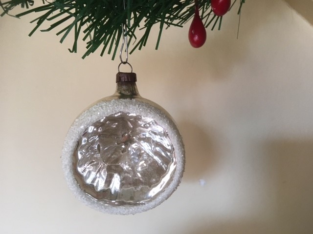Antieke oude kerstbal een reflex, deuk of kraterbal van dun geblazen glas in zilver en wit 1e helft 1900