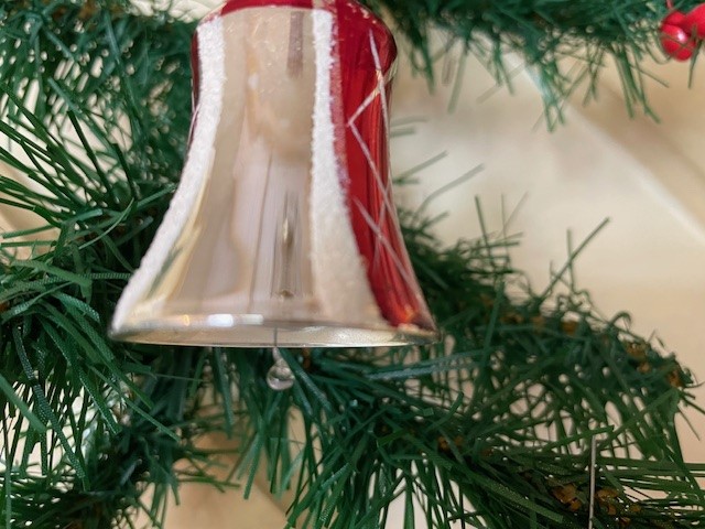 Antieke oude kerstklok met klepel van dun geblazen glas in zilver en rood 1e kwart 1900 - Afbeelding 3